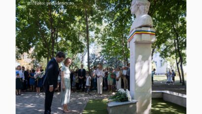 Nicuşor Dan şi Maia Sandu, Depunere de flori la bustul poetului Mihai Eminescu din municipiul Strășeni