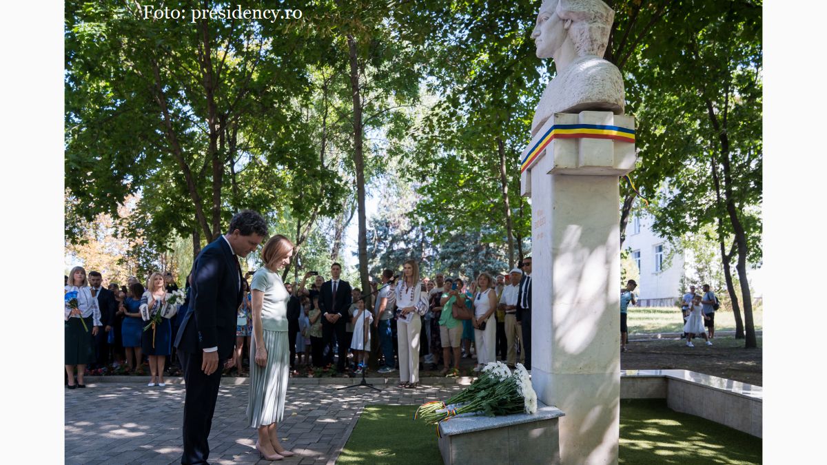 Nicuşor Dan şi Maia Sandu, Depunere de flori la bustul poetului Mihai Eminescu din municipiul Strășeni