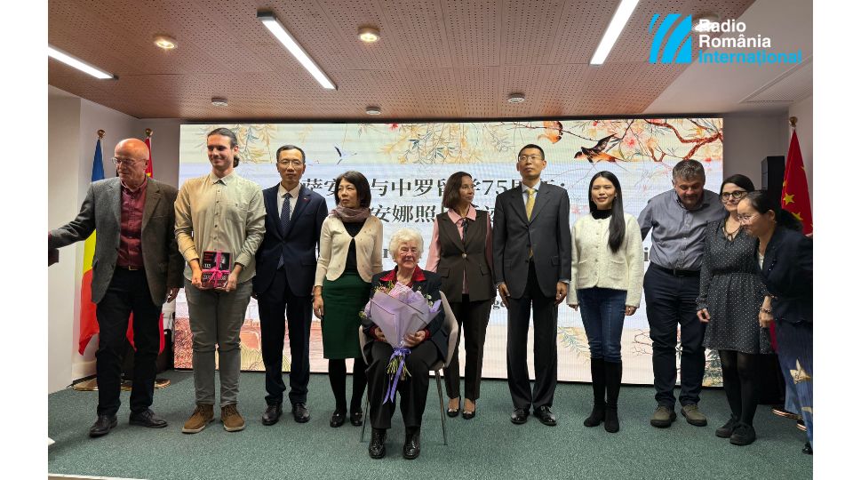2025年10月31日:萨安娜与中罗留学75周年:萨安娜照片手迹展在布加勒斯特成功开幕