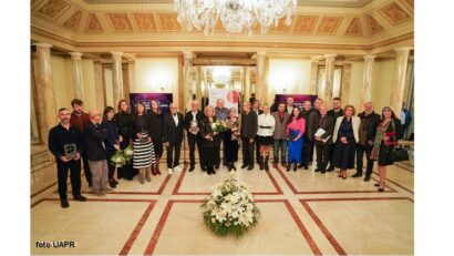 Laureaţii Galei Premiilor Uniunii Artiștilor Plastici din România (foto UAPR) Laureaţii Galei Premiilor Uniunii Artiștilor Plastici din România (foto UAPR)