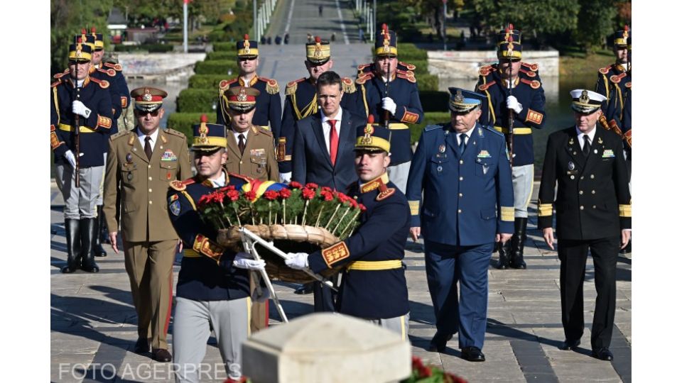 Ionut Moșteanu, ministrul Apărării Nationale, la ceremonia organizată la Mormântul Ostașului Necunoscut / Foto: Agerpres