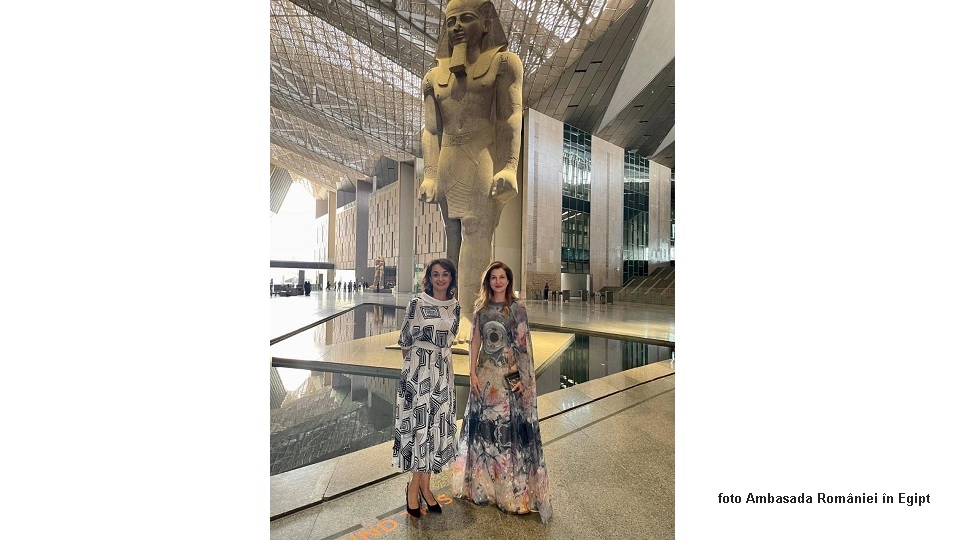Ambasadoare Olivia Toderean şi artista vizuală Maria Tureanu (foto Ambasada României în Egipt)