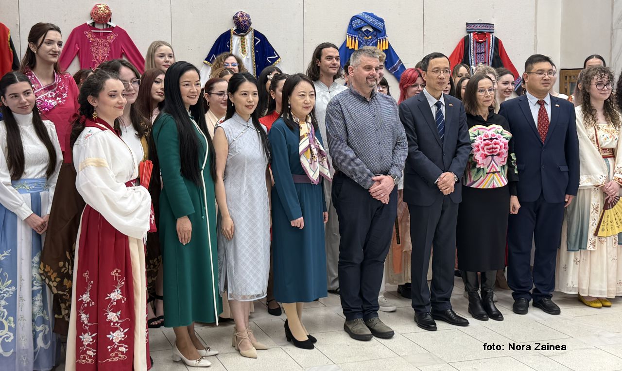 2025年11月13日：中国少数民族服饰展