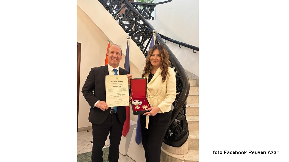 Decorarea fostului ambasador israelian Reuven Azar (foto Facebook Reuven Azar)