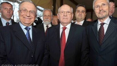Fostul lider al URSS, alături de doi șefi de stat ai României (Ion Iliescu și Emil Constantinescu), invitați la lansarea ziarului Puterea - 2010 / Foto: Agerpres