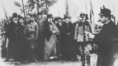 Юліу Госсу читає резолюції Національної асамблеї