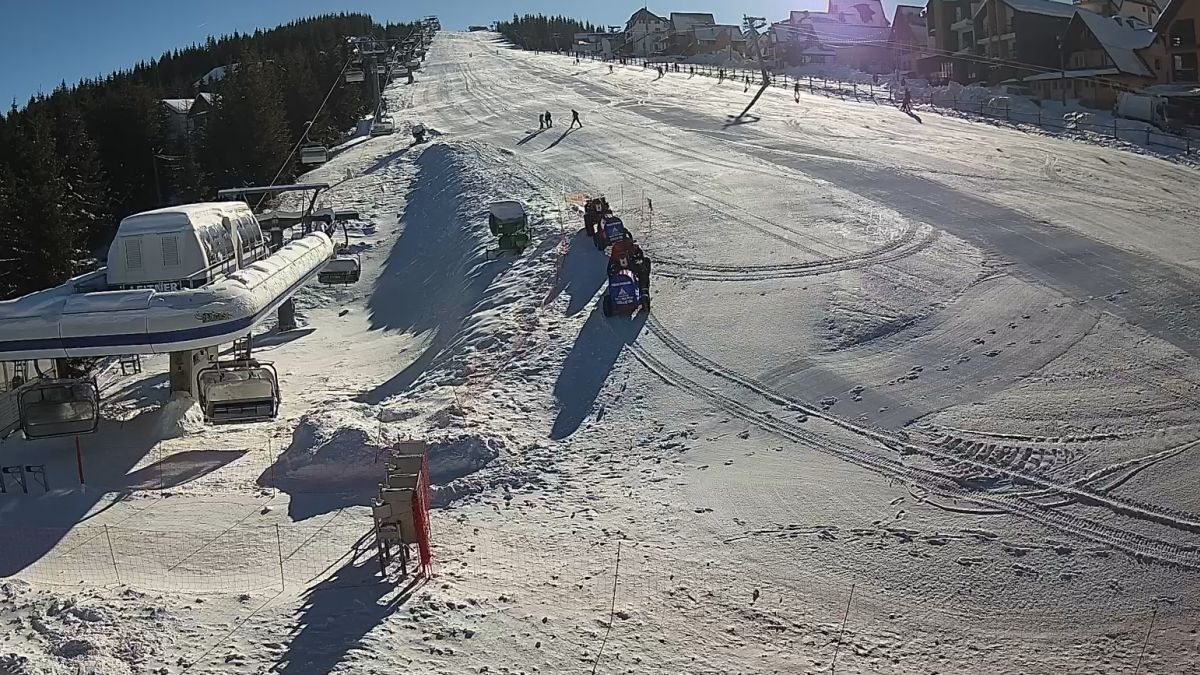 La schi, în staţiunea Rânca