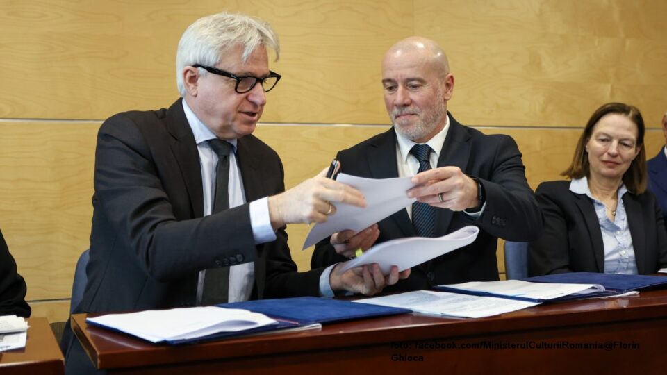 Ministrul culturii din România, Demeter András István, și directorul Târgului Internațional de Carte de la Frankfurt, Juergen Boos (sursa foto: facebook Ministerul Culturii Romania@Florin Ghioca)
