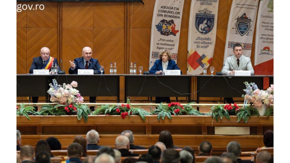 Il premier Ilie Bolojan al dibattito organizzato dall'Associazione dei Comuni di Romania/ Foto: gov.ro