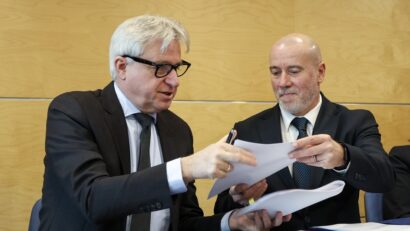 Directorul Târgului de Carte, Juergen Boos și ministrul Culturii, Demeter Andras (Foto: facebook.com/MinisterulCulturiiRomania/Florin Ghioca - Theatre Photographer)