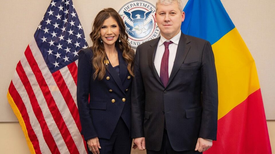 Il segretario per la Sicurezza Interna degli USA, Kristi Noem, e il ministro dell'Interno romeno, Cătălin Predoiu (foto: Facebook.com/ Ministerul de Interne)