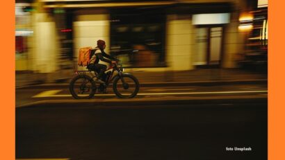 Gropi, ghiozdane ude și taxe neplătite: ce nu vedem în spatele aplicațiilor de livrare