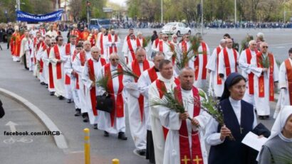 Credincioşii catolici sărbătoresc astăzi Floriile (sursă foto: https://www.facebook.com/ARCB)