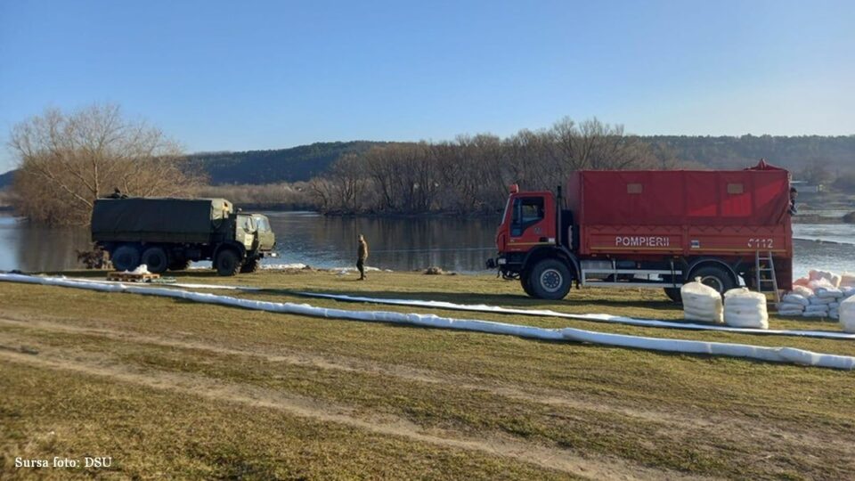 Rumänische Einsatzkräfte am Ufer des Flusses Nistru (Fotoquelle: rumänischer Katastropgenschutz DSU)