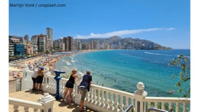 Faleză din Benidorm, Spania (Foto: Martijn Vonk / unsplash.com)