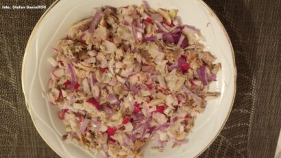 Salată cu peşte afumat (foto: Ştefan Baciu/RRI)