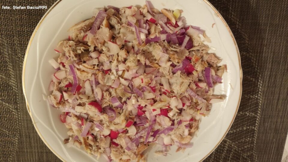 Insalata al pesce affumicato (foto: Ştefan Baciu/RRI)