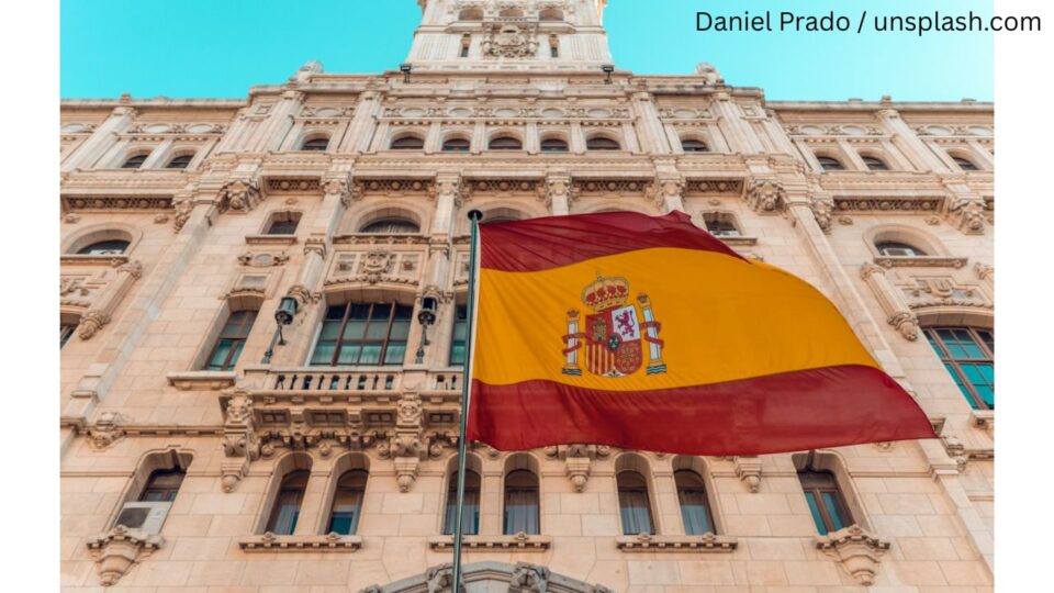 Drapelul Spaniei (Foto: Daniel Prado / unsplash.com)