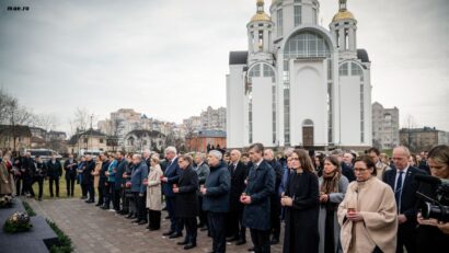 Вшанування пам’яті жертв різанини в Бучі (фото: mae.ro)