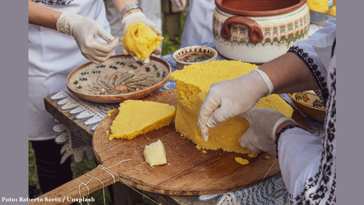 Mămăligă cu brânză sau cu „de toate”