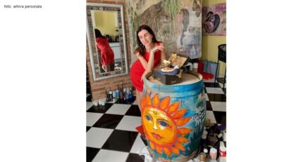 La pintora Elena Parau participa en el proyecto «Arte y Barricas» desarrollado en México