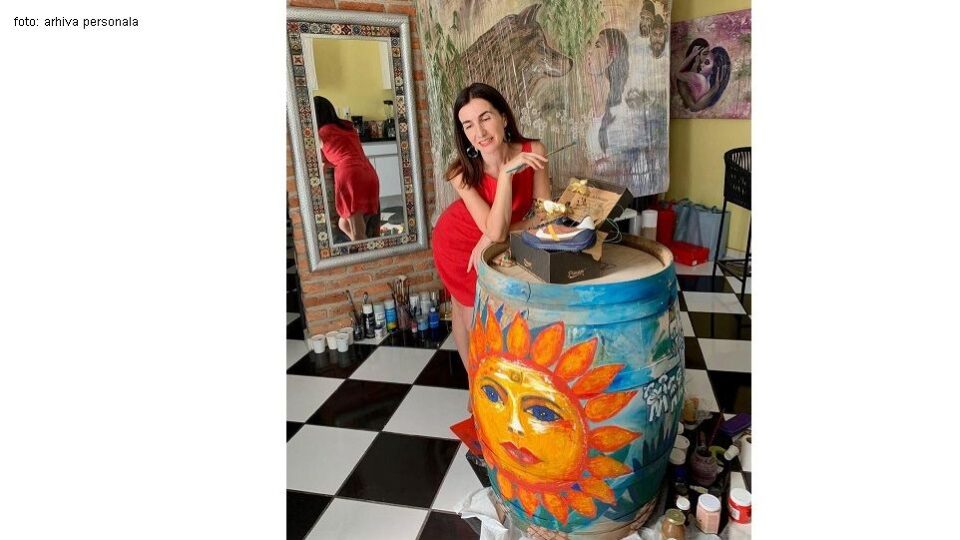La pintora Elena Parau participa en el proyecto «Arte y Barricas» desarrollado en México