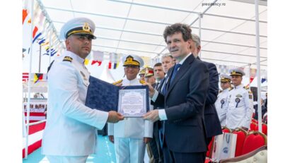 Preşedintele Nicuşor Dan la ceremonia de acordare a pavilionului corvetei contraamiral August Roman (sursă foto: presidency.ro)