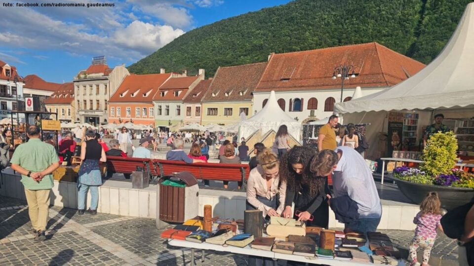 Târgul de carte Gaudeamus - Braşov (sursă foto: facebook.com/radioromania.gaudeamus)