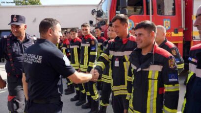 Pompierii români ajută la stingerea incendiilor în Serbia (sursă foto: facebook.com/igsu.situatiideurgenta)