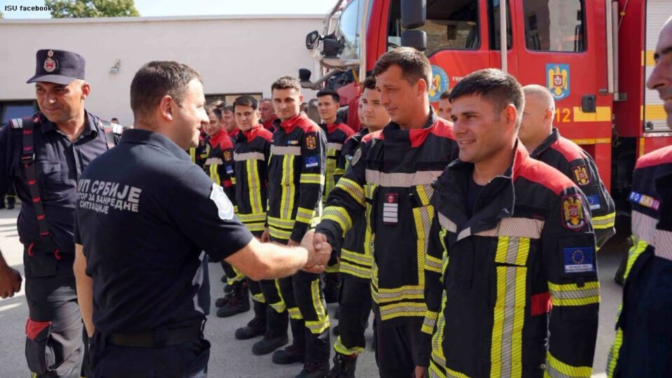 Pompierii români ajută la stingerea incendiilor în Serbia (sursă foto: facebook.com/igsu.situatiideurgenta)