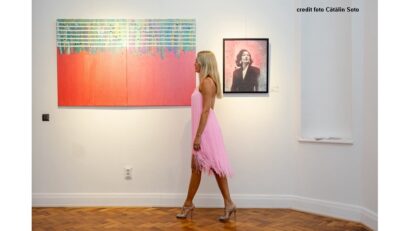 Irina Drăgănescu în expoziţia "Haos controlat: Dialoguri și coliziuni vizuale" (foto Cătălin Soto)