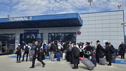 Pelerini în tranzit prin Aeroportul Iaşi (foto Facebook Aeroportul Iaşi)