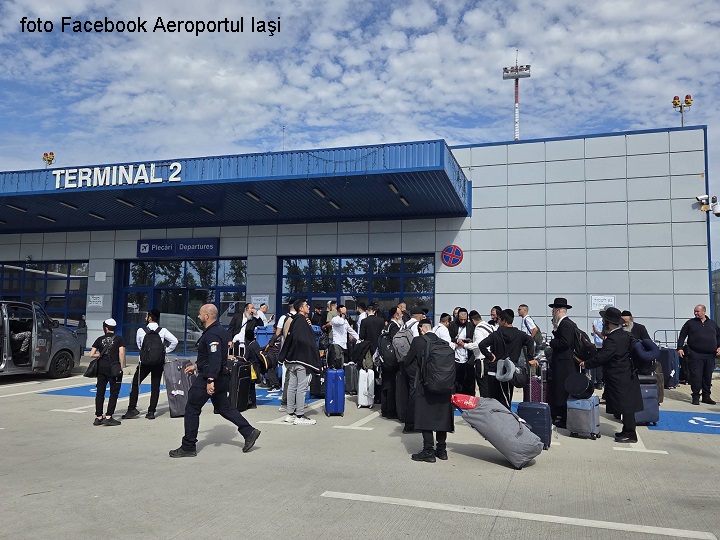 Pelerini în tranzit prin Aeroportul Iaşi (foto Facebook Aeroportul Iaşi)