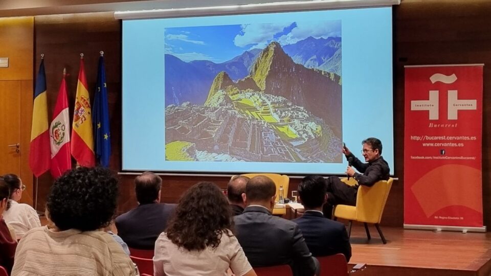 El poeta peruano Martín Rodríguez-Gaona, en el Festival Internacional de Poesía de Bucarest