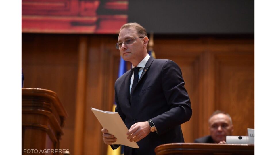 Luca Niculescu, în fața plenului reunit al Parlamentului / Foto: Agerpres