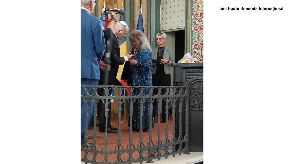 Martha Argerich, receiving the Order of Honor of the Federation of Jewish Communities in Romania in rank of Grand Star (Photo Radio România Internaţional)