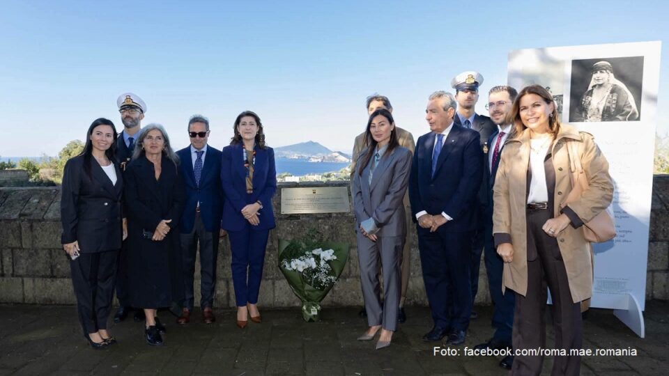 Targa commemorativa dedicata alla Regina Maria di Romania, nel Parco Virgiliano di Napoli (foto: facebook.com/ Ambasada României în Italia/ Ambasciata di Romania in Italia)