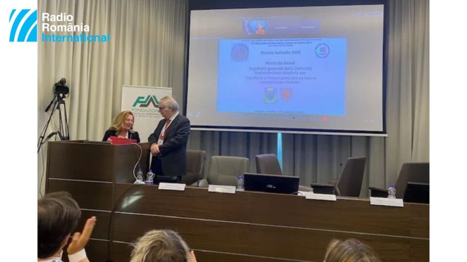 Il Premio Italradio 2026 consegnato dal segretario generale Luigi Cobisi alla segretaria generale della Comunità Radiotelevisiva Italofona, Maria du Bessé (foto: Radio Romania Internazionale)